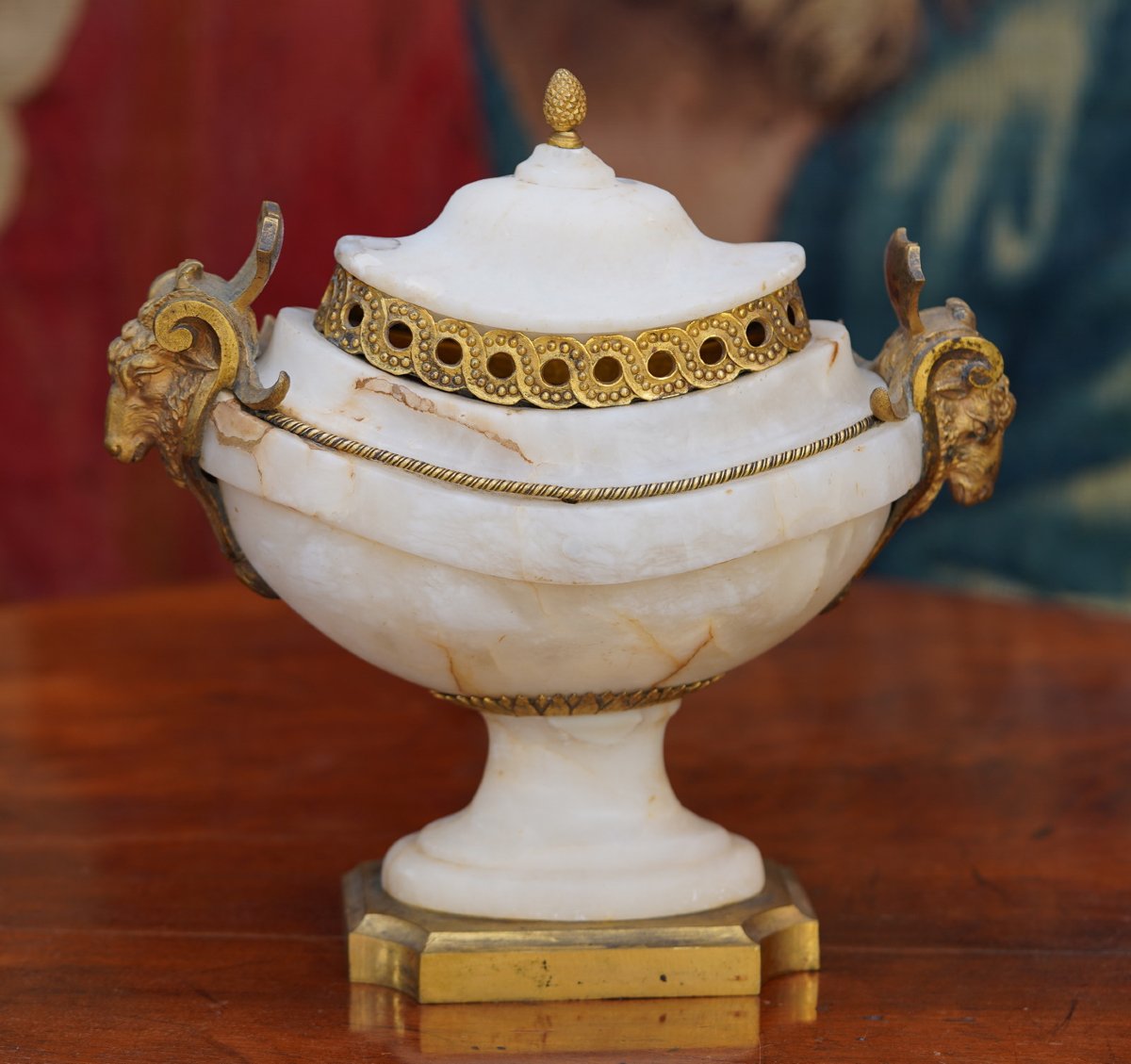 Louis XVI-era Shuttlecock-shaped Potpourri Jar In White Marble And Gilded Bronze