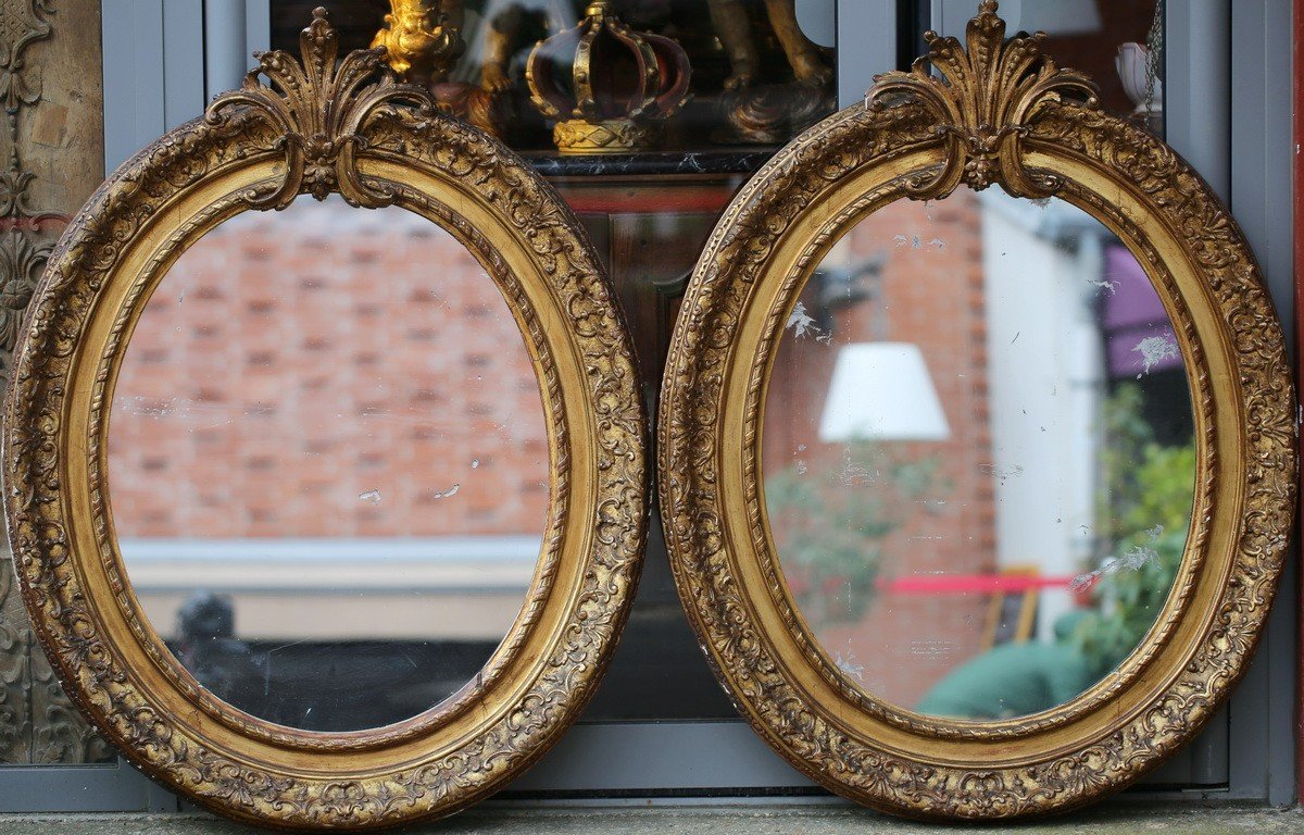 Paire De Cadres En Bois Doré Et Sculpté d'Epoque Régence, Présentés Avec Miroirs