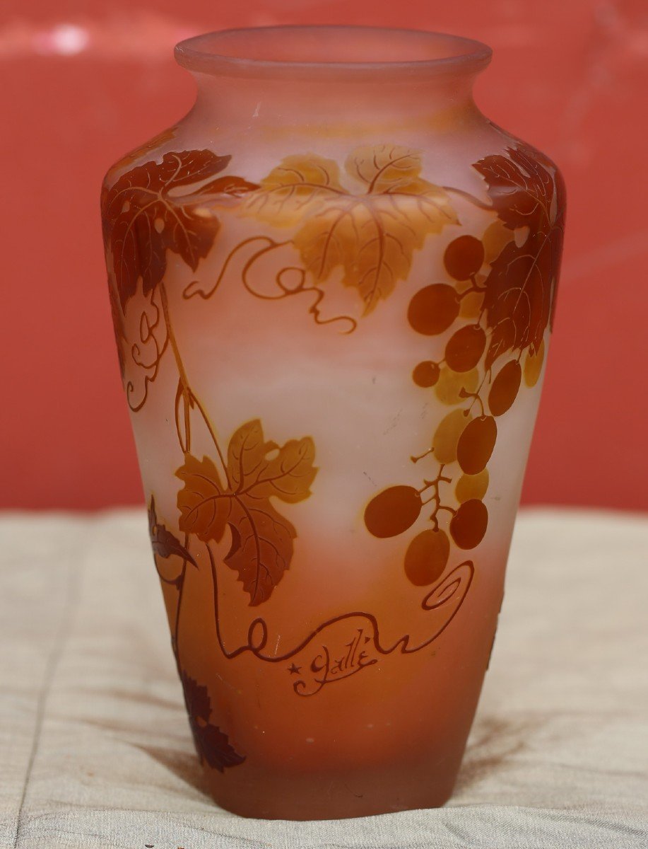 Emile Gallé 1846-1904, Ovoid Vase In Acid Etched Multilayer Glass Decorated With Grapes-photo-2