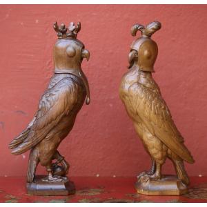 Black Forest, Pair Of Falcons In Carved And Waxed Walnut Work From The 19th Century.