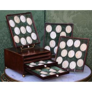 Giovanni Battista Pozzi 1670-1752 Attribué à, Coffret De 52 Profils d'Empereurs En Ivoire.