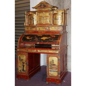 JAPON fin du XIXème, bureau cylindre cabinet en laque rouge décorée.