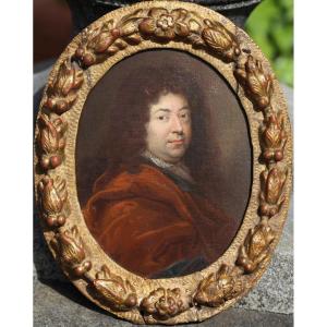 Ecole Française début XVIIème, portrait d'homme à l'habit rouge, huile sur panneau vue ovale.
