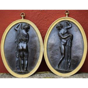 France début XIXème, paire de plaques en bronze patiné, Vénus au bain