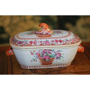 Porcelaine de la compagnie des Indes XVIIIème, famille rose, petite terrine couverte.