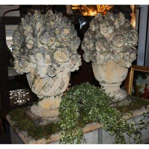 France XIXème dans le style du XVIIIème,  paire d'importants vases fleuris en pierre sculptée.