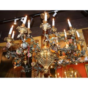 Lustre style Louis XV début XXème,bois doré sculpté, tôle peinte branchage fleuri  18 lumières.