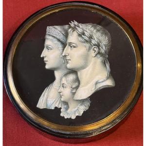 Ecole Française du XIXème, A.CORAT, boite en écaille, couvercle Famille Impériale