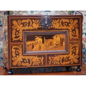 Augsbourg  fin XVIIème, cabinet en marquéterie, un abattant dévoilant 9 tiroirs et un vantail .