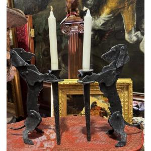 France début XXème, chien teckels tenant une torche porte bougie, fer forgé.