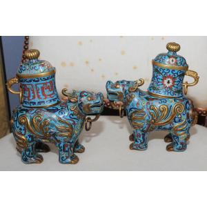 Chine fin du XIXème, paire de chiens de Fô formant brûle parfum émaux cloisonnés .