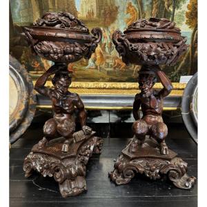 Italie époque XVIIIème, paire de vasques couvertes portées par un faune .