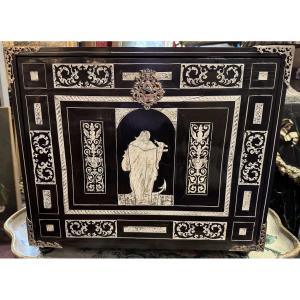Italie fin XVIIème, petit cabinet en ivoire et placage d'ébène ouvrant par un abattant.