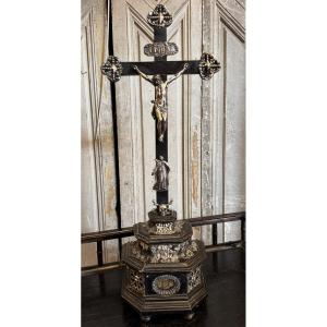 Bâle vers 1730, crucifix en argent et bois noirci en forme de reliquaire.