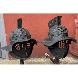 Objets du Grand Tour XIXème, paire de casques de gladiateurs en bronze provenant de pompei