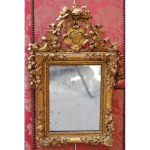 Small Regency-era Mirror Made Of Richly Carved And Gilded Wood, With A Pediment Featuring A Coat Of Arms