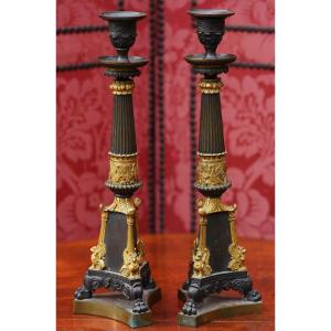Paire de bougeoirs en bronze patiné et doré neoclassique base tripode époque restauration