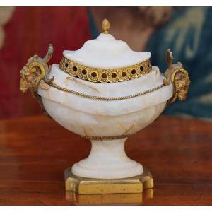 Louis XVI-era Shuttlecock-shaped Potpourri Jar In White Marble And Gilded Bronze