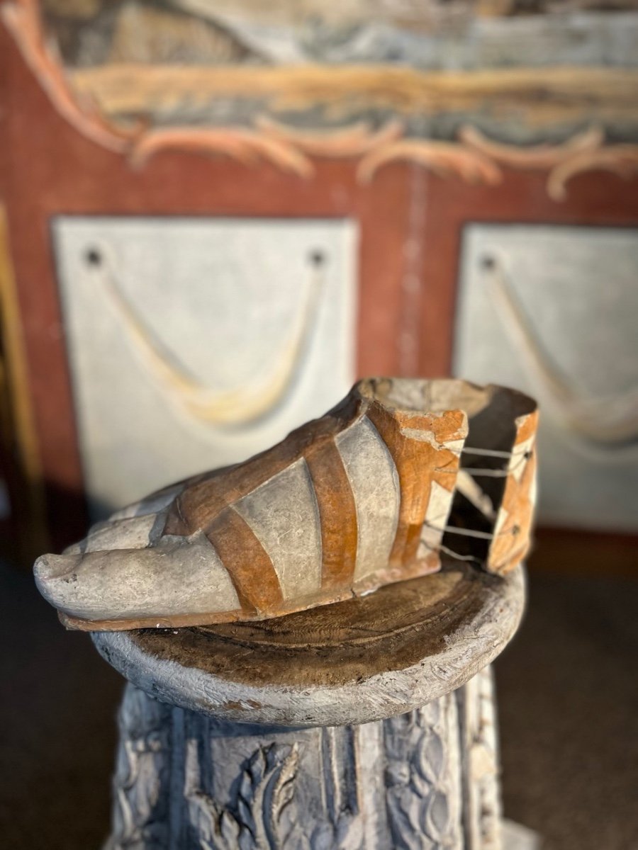 Paire de pieds en sandales, costume de théâtre en papier mâché-photo-2