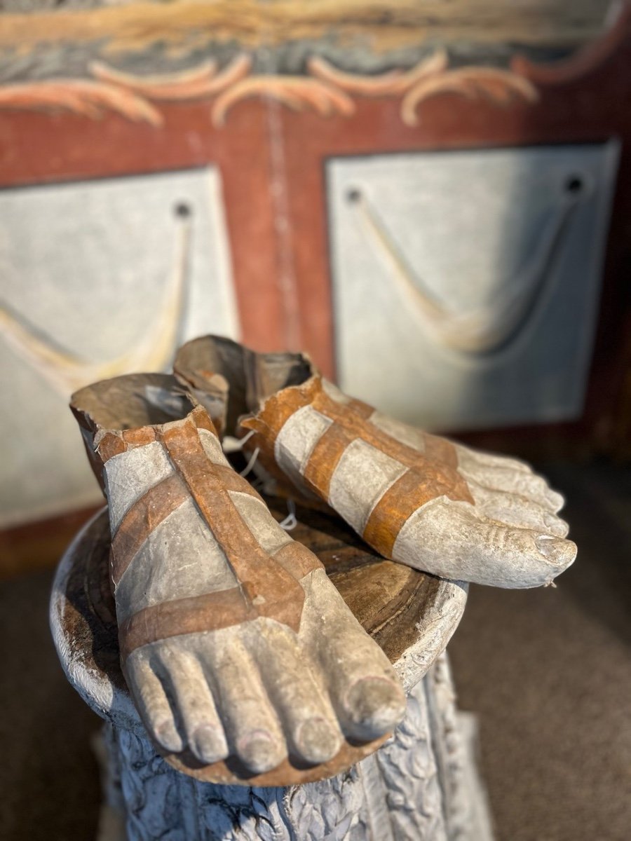 Paire de pieds en sandales, costume de théâtre en papier mâché-photo-3