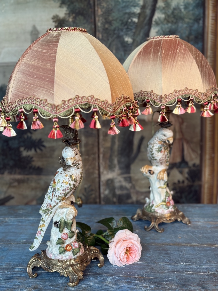 Paire de lampes perroquets en porcelaine