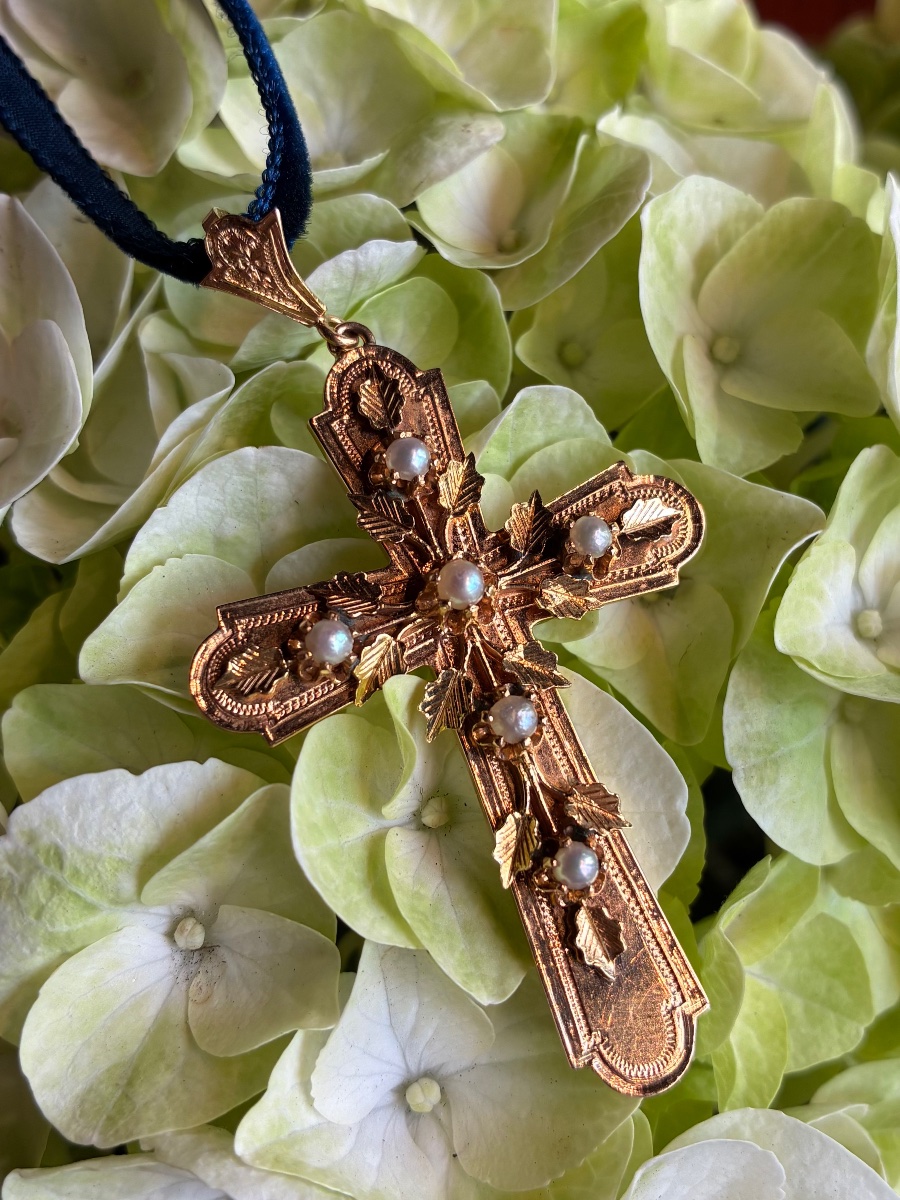 Croix à décor floral