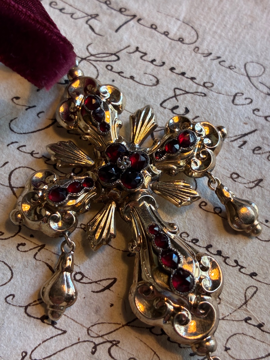 Pendentif en forme de croix aux grenats