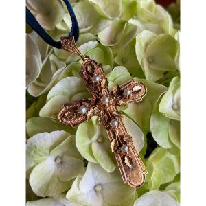 Croix à décor floral