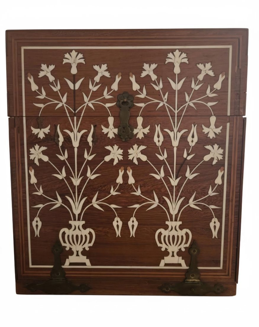 Petit cabinet à poignées