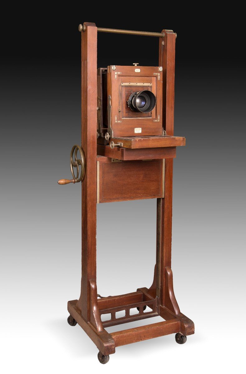 Appareil Photo De Studio Gilles-faller (paris) Avec Chevalet, France, Vers 1925. 
