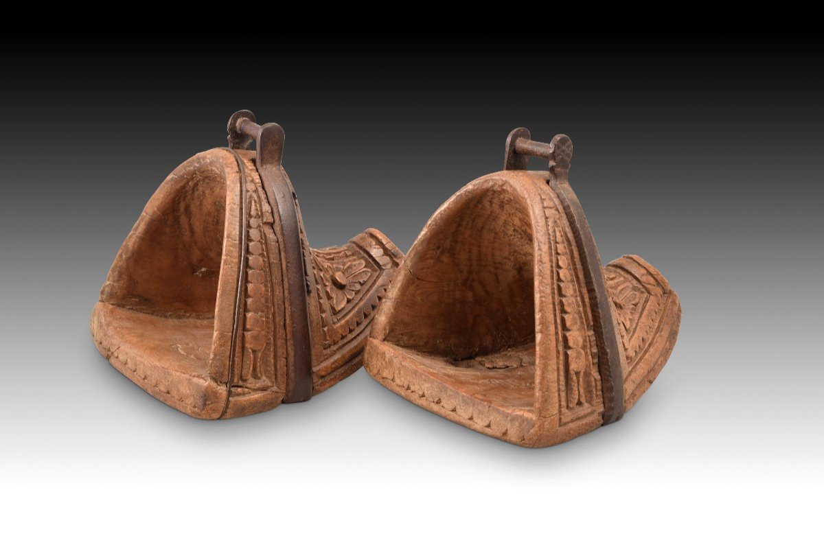 Paire d'étriers. Bois Sculpté, Fer. Chili, XVIIIe Siècle.  -photo-2