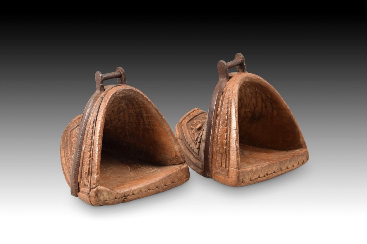 Paire d'étriers. Bois Sculpté, Fer. Chili, XVIIIe Siècle.  -photo-3