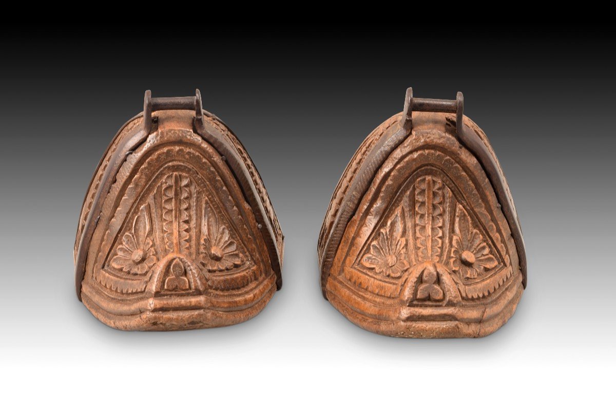 Paire d'étriers. Bois Sculpté, Fer. Chili, XVIIIe Siècle.  -photo-1