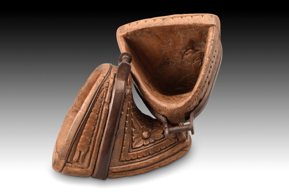 Paire d'étriers. Bois Sculpté, Fer. Chili, XVIIIe Siècle.  -photo-2