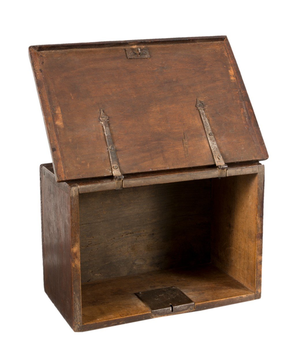 Chest. Walnut Wood And Metal. 17th Century.  -photo-1