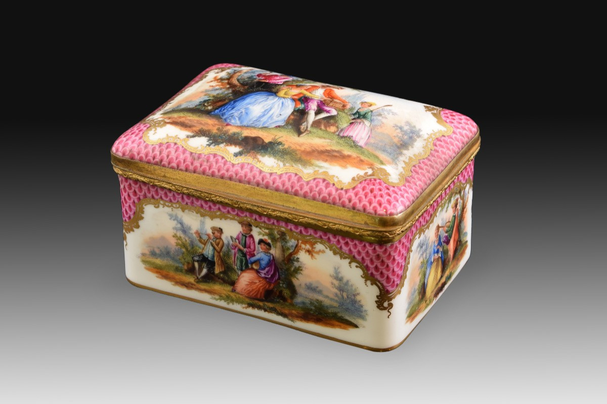 Box. Glazed Porcelain. Potschappel-dresden, Germany, 19th Century. 