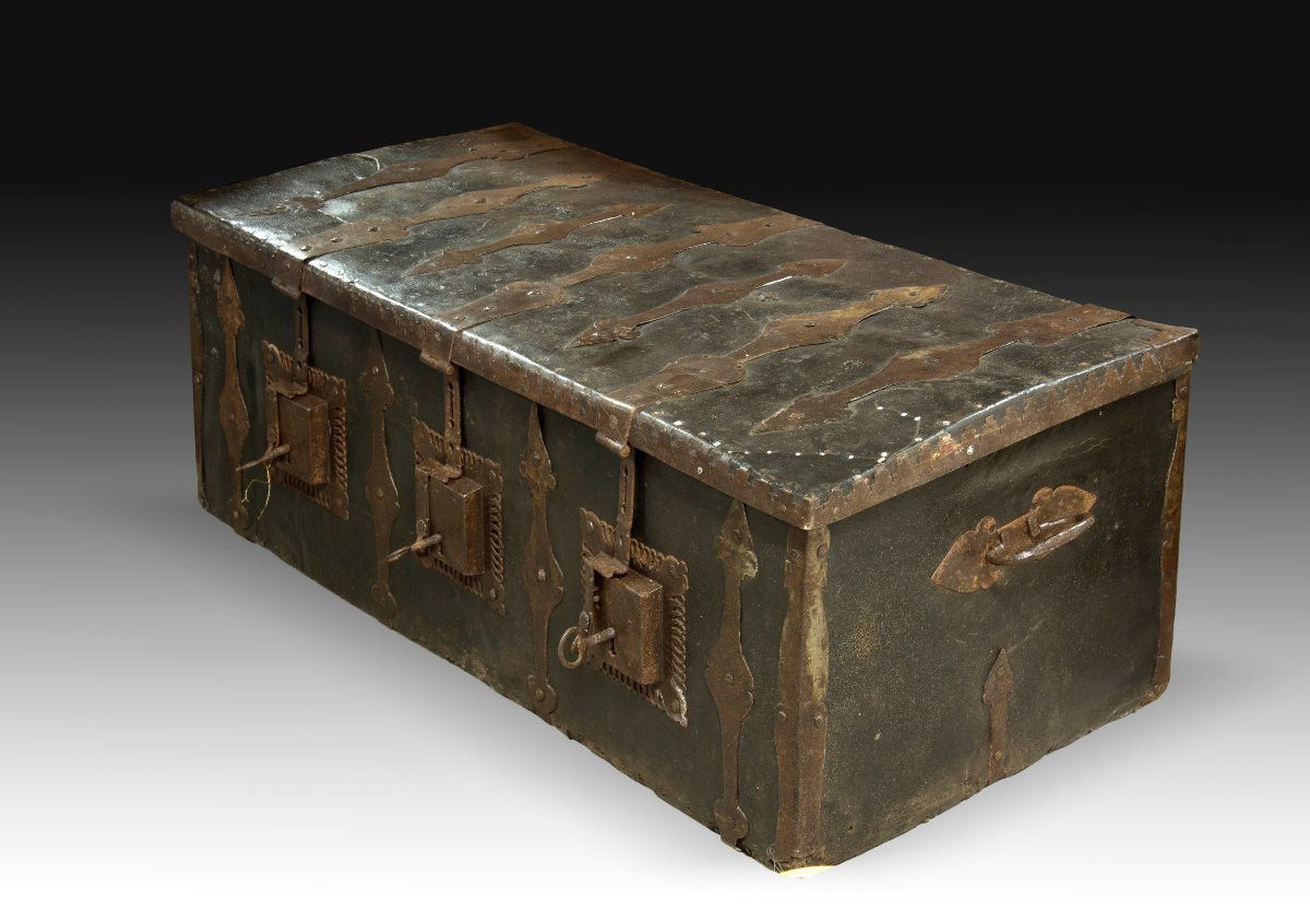 Chest With Three Locks. Wood, Leather, Wrought Iron. Circa 1600. -photo-3