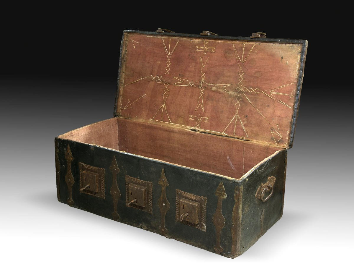 Chest With Three Locks. Wood, Leather, Wrought Iron. Circa 1600. -photo-4