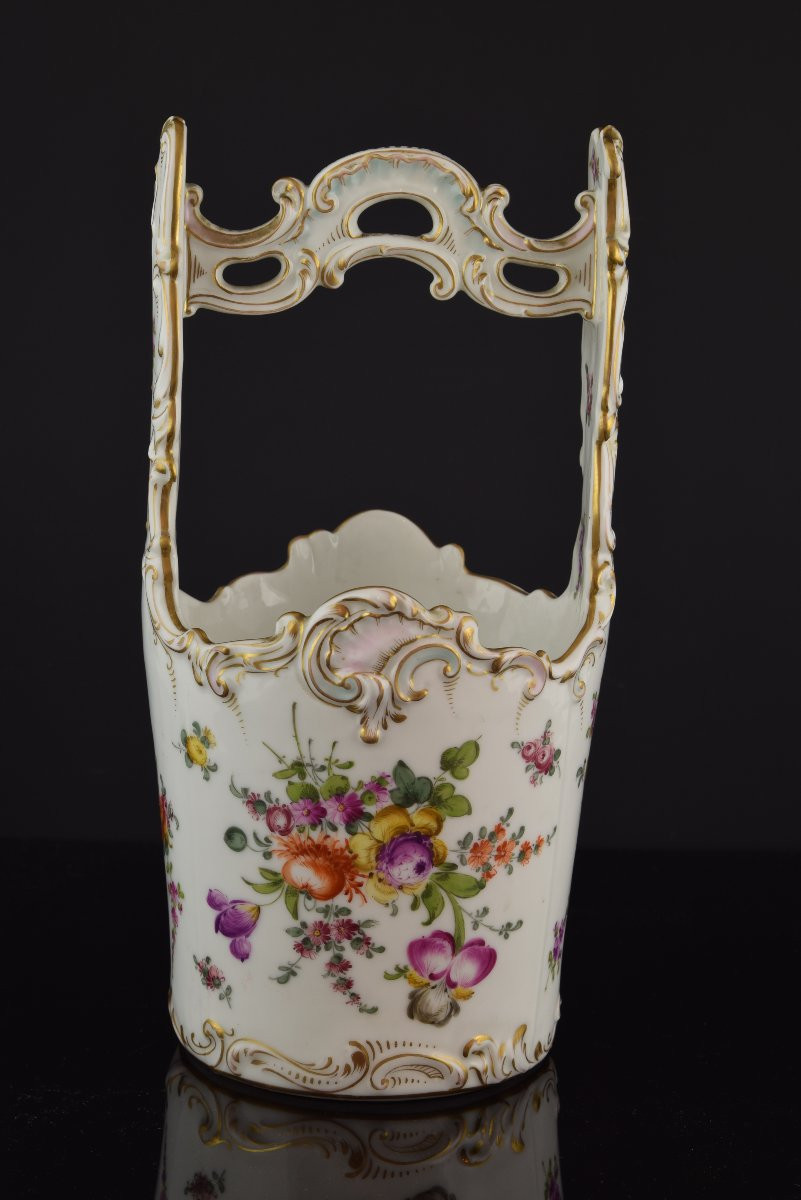 Centre De Table. Europe, Vers La Fin Du XIXe Siècle.  Porcelaine émaillée.-photo-2