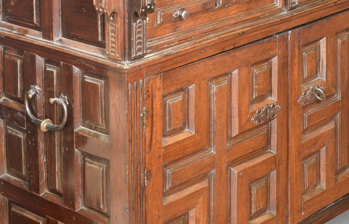 Wicket. Walnut Wood, Wrought Iron. Spain, 17th Century. -photo-2