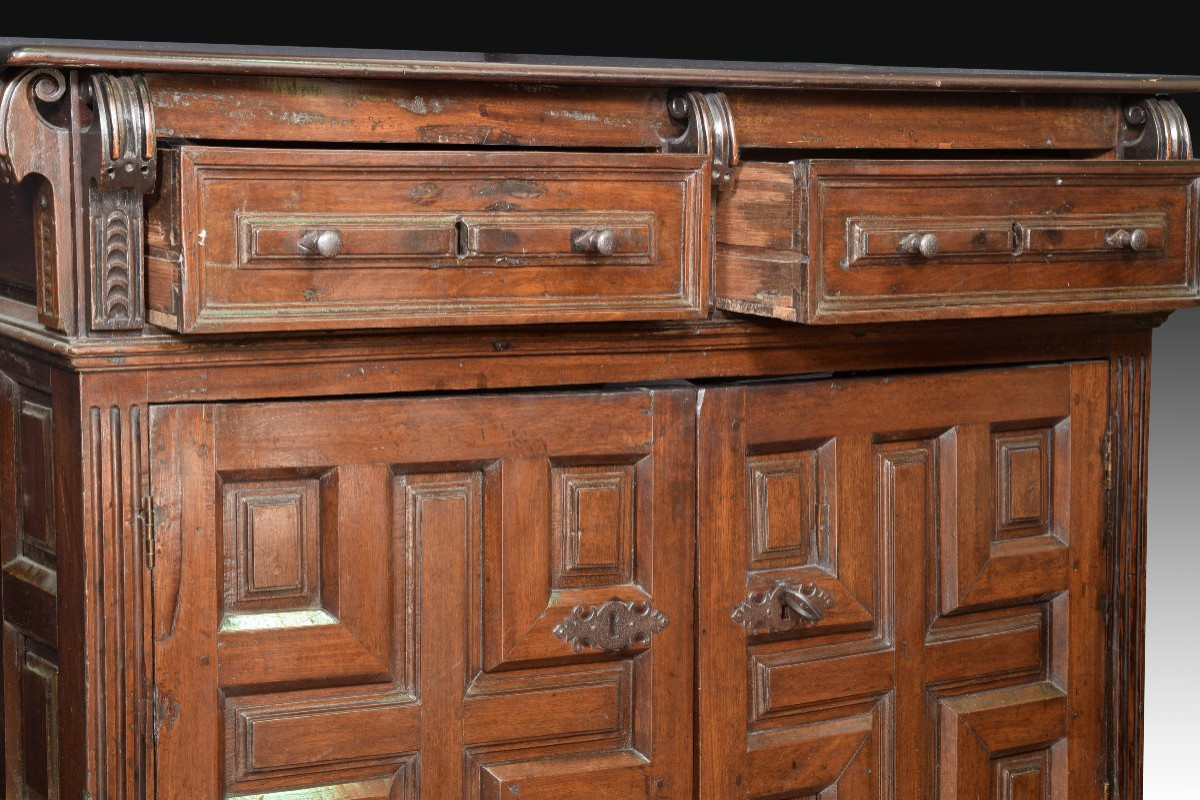 Wicket. Walnut Wood, Wrought Iron. Spain, 17th Century. -photo-1
