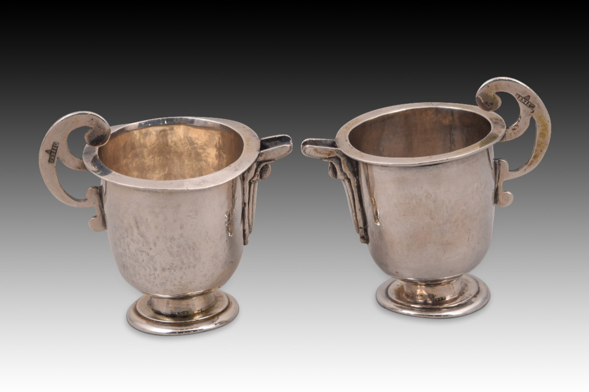 Pair Of Silver Spouted Jugs. Benito Gomez, Antonio (1775-1835). Segovia, Spain, 1801-18