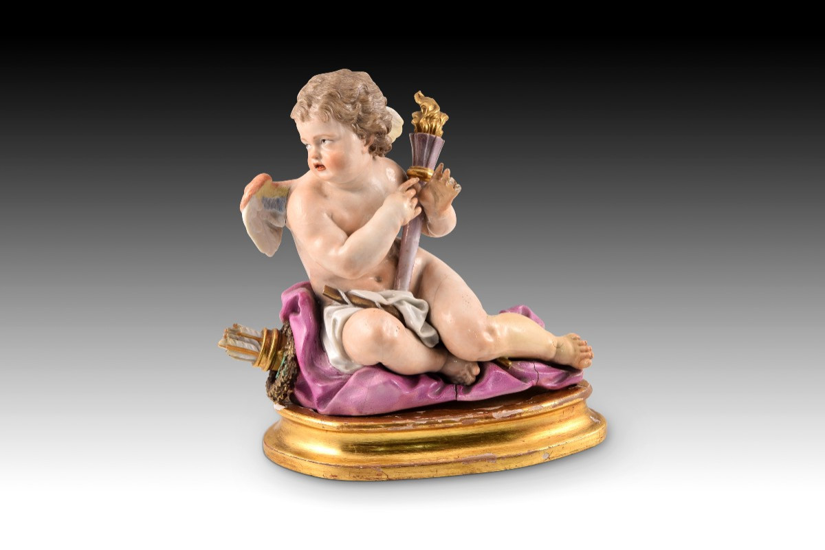 Cupidon. Porcelaine émaillée. Peut-être Meissen, 19e Siècle.  