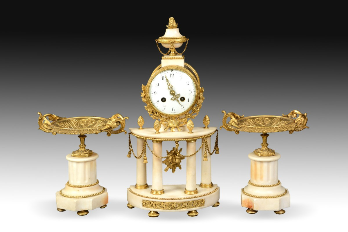 Louis XVI Style Gilt Bronze And White Marble Trim, 19th Century. 