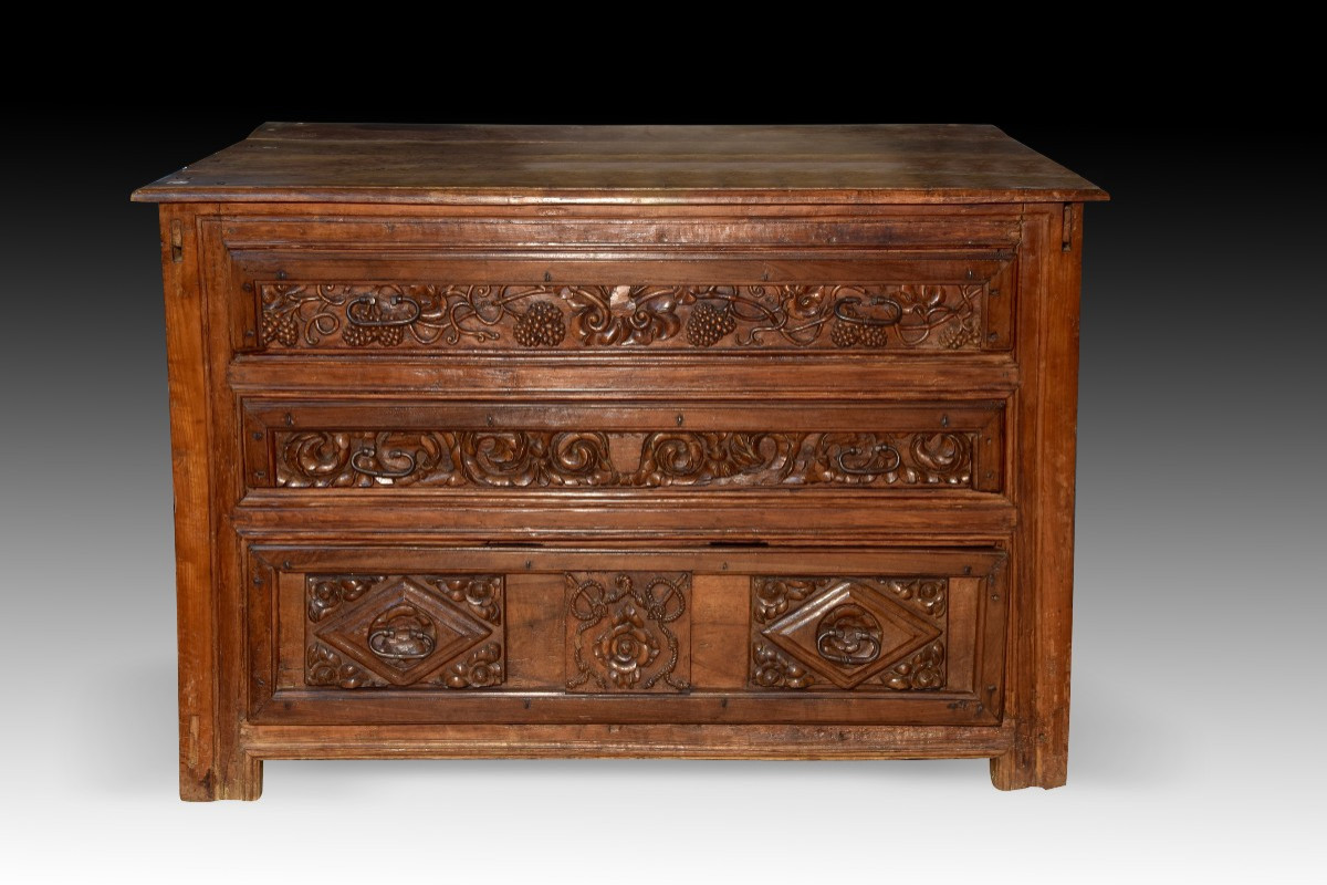 Commode De Sacristie En Bois De Noyer Avec Décoration Sculptée. Espagne, XVIIe Siècle. 