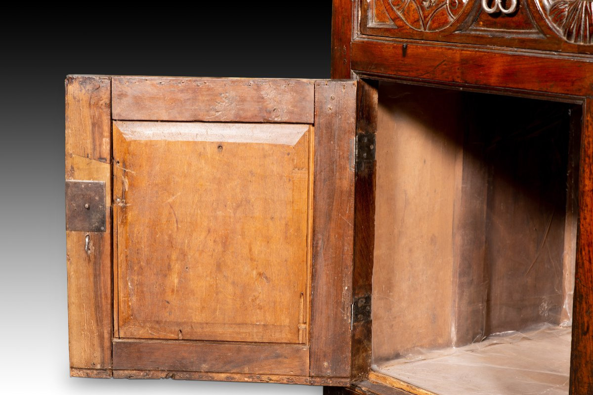 Commode. Bois Sculpté. XVIe Siècle.-photo-5