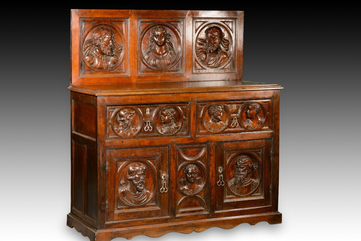  Commode. Bois Sculpté. XVIe Siècle.