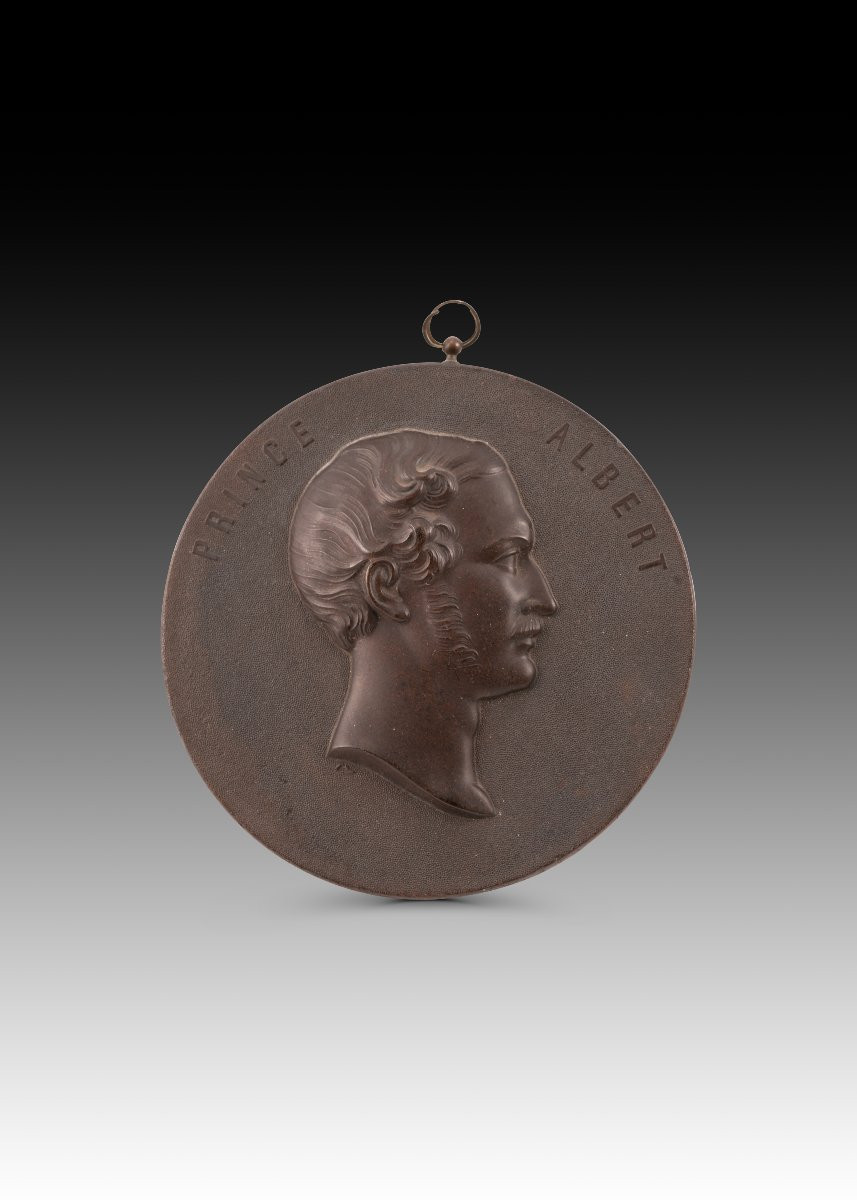 Quinze médaillons avec des portraits de profil. Bois dur, métal. 19e siècle. -photo-2
