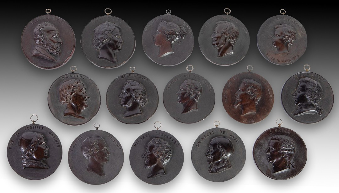 Quinze médaillons avec des portraits de profil. Bois dur, métal. 19e siècle. 
