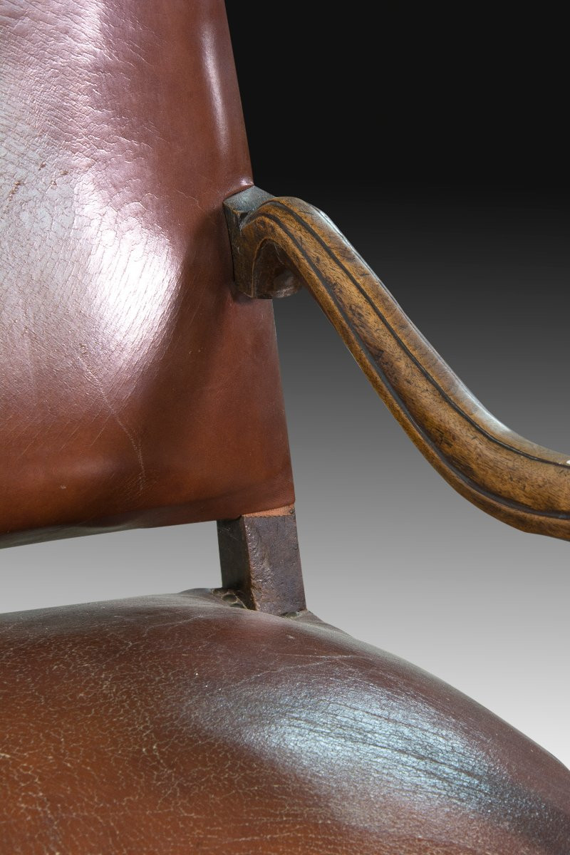 Fauteuil. Bois de noyer, textile. XVIIIe siècle.-photo-1